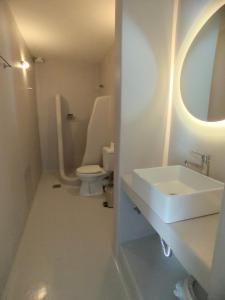 克洛瓦斯的住宿－Ftelia Breeze，一间带水槽和卫生间的浴室