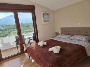 sypialnia z 2 ręcznikami na łóżku z widokiem w obiekcie Luxury suite with sea and Olympus view w mieście Leptokaria