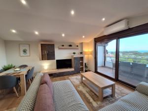 een woonkamer met een bank en een tafel bij Luxury suite with sea and Olympus view in Leptokarya