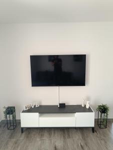una sala de estar blanca con TV en una pared blanca en AMI en Solin