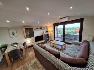 sala de estar con sofá y mesa en Luxury suite with sea and Olympus view, en Leptokarya