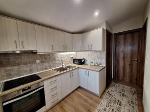 Cucina o angolo cottura di Luxury suite with sea and Olympus view