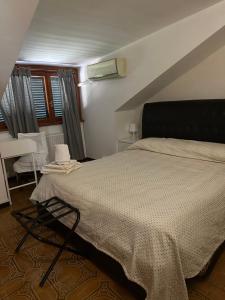 1 dormitorio con 1 cama, mesa y sillas en La Maison Blanche, en Borghesiana 