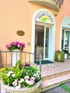 una tienda con flores en una maceta delante en Hotel Laura en Cesenatico