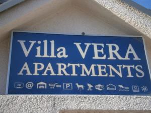 un cartello blu che dice "Villa verre apartments" di Neues Haus mit modern eingerichteten Apartemanten und Swimmingpool a Novi Vinodolski