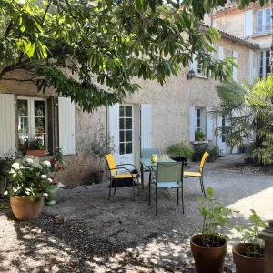 Zahrada ubytování Annexe du pont de la Charente + 3 fotografie