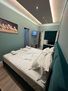 ein Schlafzimmer mit einem großen Bett in einem Zimmer in der Unterkunft Hotel Europa Kruje in Kruja