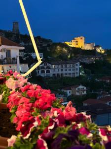 Une bande de fleurs roses assises au sommet d'une colline dans l'établissement Hotel Europa Kruje, à Krujë