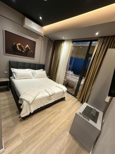 ein Schlafzimmer mit einem großen Bett und einem Balkon in der Unterkunft Hotel Europa Kruje in Kruja
