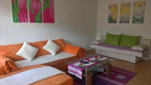 sala de estar con sofá y mesa en Wohnung in Bad Kissingen, en Bad Kissingen