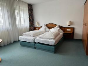 Un pat sau paturi într-o cameră la ST Hotel