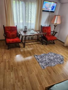 sala de estar con mesa y 2 sillas en Casa Donau Delta, en Sulina