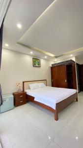 um quarto com uma cama grande num quarto em Villa Sao Biển SB14 FLC Sầm Sơn em Sam Son