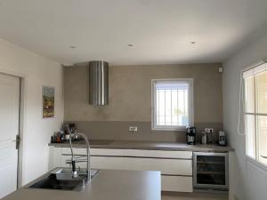 a kitchen with a sink and a counter top at PERNO LI FONT villa contemporaine avec piscine in Pernes-les-Fontaines