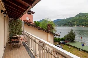 - Balcón con mesa y vistas al lago en Rifugio sul Lago di Lugano a Porto Ceresio en Porto Ceresio