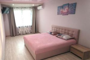 Posteľ alebo postele v izbe v ubytovaní Apartment near metro Pozniaky