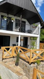a wooden fence in front of a house at Vila Zapis Zavojsko jezero in Pirot