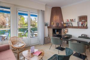 uma sala de estar com lareira e uma mesa e cadeiras em Cit'Hotel Le Logis De Brou em Bourg-en-Bresse