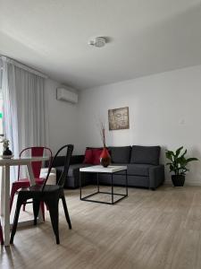een woonkamer met een bank en een tafel bij Fantastic Apartment 163 in Finikoudes in Larnaka