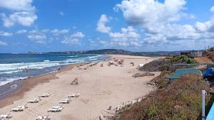 uma praia com uma multidão de pessoas e o oceano em Şile Kumbaba'da Özel Havuz Tamamen müstakil Villa em Şile