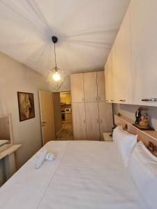 ゴーレムにあるGolem Rajmonda's Houseの部屋にある大きな白いベッドのある寝室