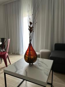 een vaas op een tafel in een woonkamer bij Fantastic Apartment 163 in Finikoudes in Larnaka