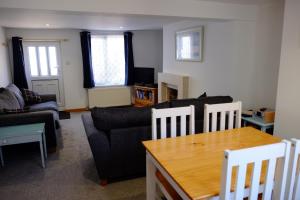 uma sala de estar com um sofá e uma mesa em Cosy Cottage to Relax or Explore em Mistley