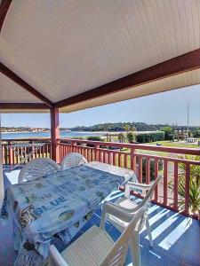 Balkoni atau teres di V-Marin 01-Vieux Boucau Appartement 4 personnes dans résidence avec piscine avec vue sur lac marin