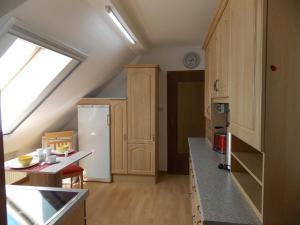 uma cozinha com um frigorífico branco e uma janela em Ferienwohnung Mohnblume - a44686 em Gerswalde