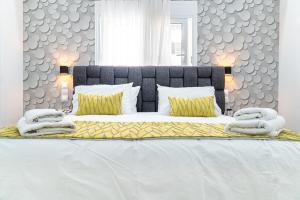 een slaapkamer met een groot bed met handdoeken erop bij King Davids Suite Athens finest! in Athene