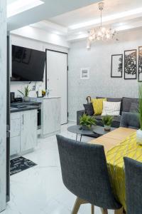 een woonkamer met een tafel en een bank bij King Davids Suite Athens finest! in Athene