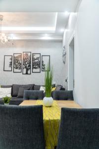 een eetkamer met een tafel, stoelen en een bank bij King Davids Suite Athens finest! in Athene