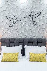 een slaapkamer met een bed met twee takken aan de muur bij King Davids Suite Athens finest! in Athene +28 foto's