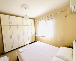 Zimmer mit einem Bett, Schränken und einem Fenster in der Unterkunft N&E Apartment in Durres in Durrës