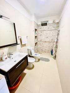 ein Bad mit einem Waschbecken und einem WC in der Unterkunft N&E Apartment in Durres in Durrës