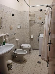 a bathroom with a toilet and a sink at AMPIO BILOCALE Caorle LUNGOMARE LEVANTE in Caorle