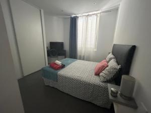 - une petite chambre avec un lit et une fenêtre dans l'établissement L'ensoleillée Appartement Maison privé Cannes, à Cannes