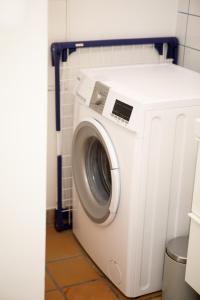 - un lave-linge et un sèche-linge dans la buanderie dans l'établissement Ferienhaus Nuova Via, à Griffen