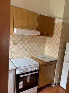 a kitchen with a stove top oven in a kitchen at Via Degli Dei Valserena in San Benedetto Val di Sambro