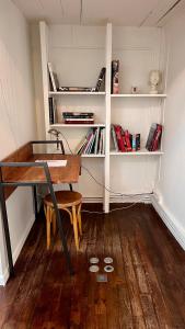 ein Büro mit einem Schreibtisch und einem Bücherregal in der Unterkunft Artist's Home - Villa & Private Courtyard - 200m2 in Paris