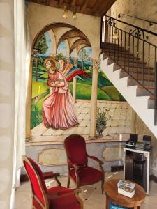 um mural de uma mulher com um guarda-chuva numa escada em Les Galeries de Beaulac em Pézenas