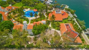 eine Luftansicht eines Hauses mit orangefarbenem Dach in der Unterkunft Swimming pool, tennis court and gym! Private Sailboat, queen bed, en-suite bath, AC in Isla Mujeres