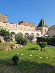 Les Galeries de Beaulac في بيزيناس: مبنى من الطوب كبير مع اشجار في العشب