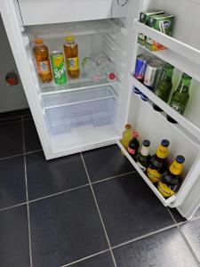um frigorífico aberto cheio de muitas bebidas em Esmeralda Il Quadrifoglio Airport Fontanarossa em Catânia