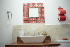 bagno con lavandino e specchio a parete di Loma Puskana - Hostería a Cachí