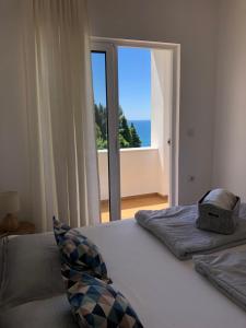 1 dormitorio con 1 cama y vistas al océano en Apartments Lungo Mare Ulcinj, en Ulcinj