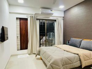 Кровать или кровати в номере Stay Luxe-BnB near Mumbai Airport