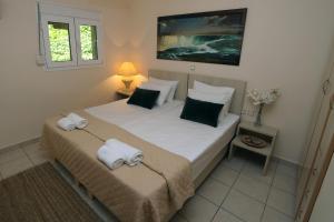 Кровать или кровати в номере Olympus Beach Aigani Family House +37 фотографий