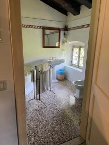 a bathroom with a tub and a sink and a toilet at Villa Cigolotti in Vivaro