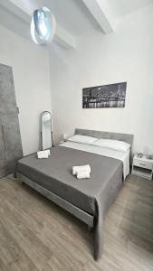 a bedroom with a bed with two towels on it at Casa Mia in Scilla